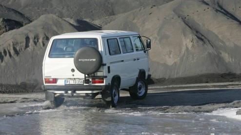 Volkswagen staat stil bij het 25 jarig bestaan van de Transporter met vierwielaandrijving. Het eerste model kwam in 1985 op de markt  zon tien jaar nadat het idee voor een Transporter met grote terr