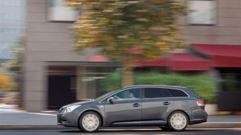 Toyota introduceert voor zowel de Avensis als de Verso een extra compleet uitgeruste Business uitvoering en gooit daarmee het leveringsprogramma op de schop. Dat deze nieuwe versies met meer luxe in h