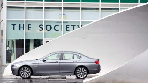 Na zeven jaar en ruim vijf-en-een-half miljoen exemplaren zit de carrire van de Bangle BMW 5-serie er op. De zesde generatie zet zich als zakelijke middenklasser in een nieuw, elegant daglicht, waa