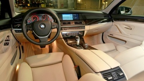 Na zeven jaar en ruim vijf-en-een-half miljoen exemplaren zit de carrire van de Bangle BMW 5-serie er op. De zesde generatie zet zich als zakelijke middenklasser in een nieuw, elegant daglicht, waa