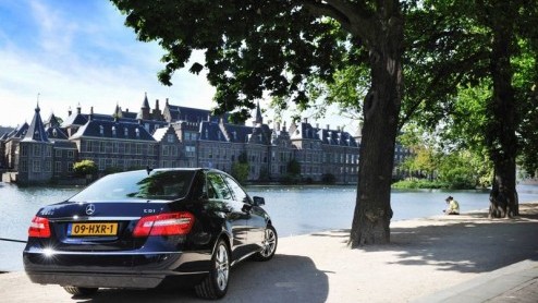 De aardgasversie van de E-Klasse is (bijna) weer terug van weggeweest. Mercedes-Benz introduceert deze herfst de ecovriendelijke NGT-variant, voorzien van de nieuwe generatie 1.8 liter met turbo. Tege