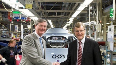 Dat Saab alive is wordt vandaag heel concreet duidelijk. In Trollhttan hebben de Zweden - met dank aan de overname door Spyker - de productie hervat. De eerste auto die van de productieband rolde w