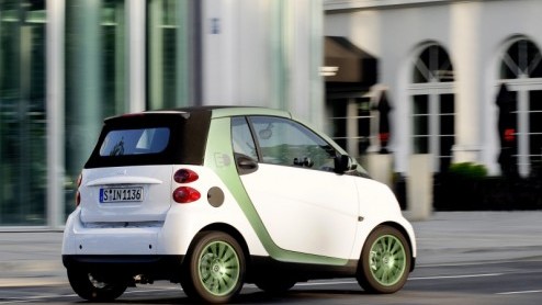Elektromobiliteit is het stadium van toekomstmuziek voorbij. Steeds meer autofabrikanten zijn gestart of al dan niet in een vergevorderd stadium met de ontwikkeling van elektrische auto's. Sterker nog