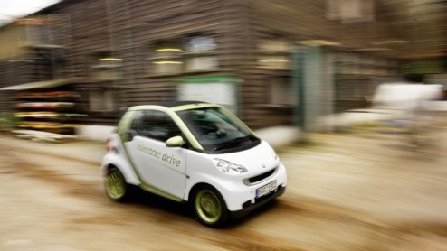 Elektromobiliteit is het stadium van toekomstmuziek voorbij. Steeds meer autofabrikanten zijn gestart of al dan niet in een vergevorderd stadium met de ontwikkeling van elektrische auto's. Sterker nog