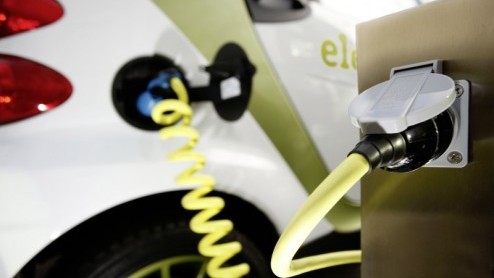 Elektromobiliteit is het stadium van toekomstmuziek voorbij. Steeds meer autofabrikanten zijn gestart of al dan niet in een vergevorderd stadium met de ontwikkeling van elektrische auto's. Sterker nog