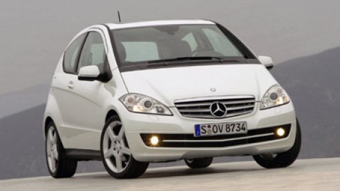 De A-Klasse 160 BlueEFFICIENCY is in de driedeurs-uitvoering tijdelijk leverbaar als Limited Edition. Deze versie is niet alleen extra luxe uitgerust, maar heeft een bescheidener prijskaartje; de deal