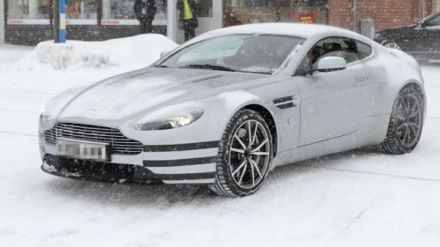 Ook begeerlijke sportautos hebben niet het eeuwige leven. Hoe stijlvol en krachtig hun uitstraling is, de tand des tijds heeft er grip op. Aston Martin heeft daarom een makeover voor de Vantage in vo