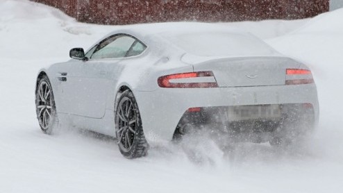 Ook begeerlijke sportautos hebben niet het eeuwige leven. Hoe stijlvol en krachtig hun uitstraling is, de tand des tijds heeft er grip op. Aston Martin heeft daarom een makeover voor de Vantage in vo