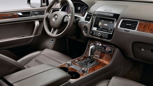 De nieuwe Volkswagen Touareg is binnenkort een feit. Deze nieuwe all-terain reus staat net voor deze zomer bij de dealer. Prijzen starten bij 73 mille voor de 3.6 FSI V6. De diesel kost twee mille mee