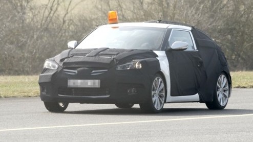 Zin in iets sportiefs van Hyundai, maar niet al te groot? Wacht nog een jaartje en stap in de nieuwe Hyundai Veloster, een compacte tweedeurscoup met lekker veel pit. Nadat bekend werd dat de Korea