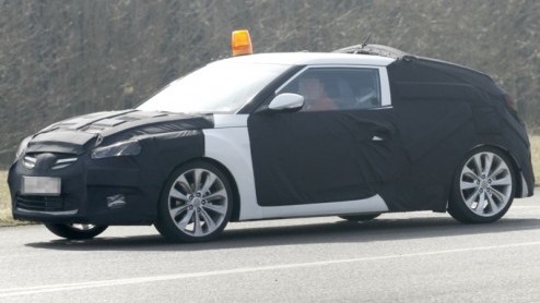 Zin in iets sportiefs van Hyundai, maar niet al te groot? Wacht nog een jaartje en stap in de nieuwe Hyundai Veloster, een compacte tweedeurscoup met lekker veel pit. Nadat bekend werd dat de Korea