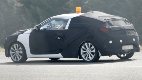 Zin in iets sportiefs van Hyundai, maar niet al te groot? Wacht nog een jaartje en stap in de nieuwe Hyundai Veloster, een compacte tweedeurscoup met lekker veel pit. Nadat bekend werd dat de Korea