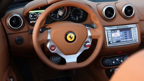 Ferrari en Schumacher-schakelpaddles, het klinkt als een vanzelfsprekendheid, maar dat is niet meer zo. De Ferrari California wordt voor de liefhebbers namelijk ook leverbaar met een handgeschakelde z