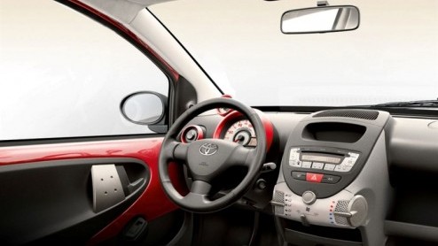 Is rood je lievelingskleur? Dan is de nieuwe Toyota Aygo Aspiration Red wellicht een leuk hebbeding? Rood van buiten en luxe met een beetje rood van binnen. Kosten? 11.525 euro