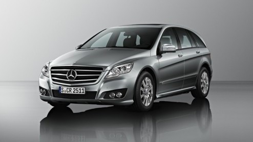 Dat de vernieuwde Mercedes-Benz R-Klasse binnenkort op de New York Auto Show wordt voorgesteld betekent niet dat we tot die tijd hoeven te wachten de eerste beelden. Zie hier dus de gerestylede mastod