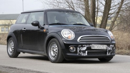 Vandaag leveren de spionagefotos opnieuw bewijs dat Mini nog niet is uitgespeeld met de Cooper, Cabrio en Clubman. Het trio staat een kleine update te wachten die hen visueel meer naar de Countryman 