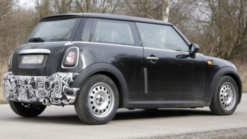 Vandaag leveren de spionagefotos opnieuw bewijs dat Mini nog niet is uitgespeeld met de Cooper, Cabrio en Clubman. Het trio staat een kleine update te wachten die hen visueel meer naar de Countryman 