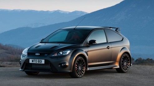 Ford zwaait de Focus dit jaar vol trots uit met de Focus RS500, het paradepaardje in een ultieme uitmonstering die wordt gebouwd in een oplage van 500 stuks - vandaar die naam. Onder de kap ligt een n