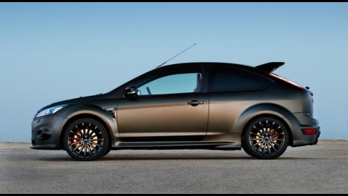 Ford zwaait de Focus dit jaar vol trots uit met de Focus RS500, het paradepaardje in een ultieme uitmonstering die wordt gebouwd in een oplage van 500 stuks - vandaar die naam. Onder de kap ligt een n