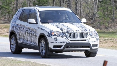 Na de nieuwe X1 en vernieuwde X5 is het nu de beurt aan BMWs X3. De 'middelste' van de Beierse X-familie werd gesignaleerd in de Verenigde Staten met minder camouflage dan voorheen. Tijd voor een nie