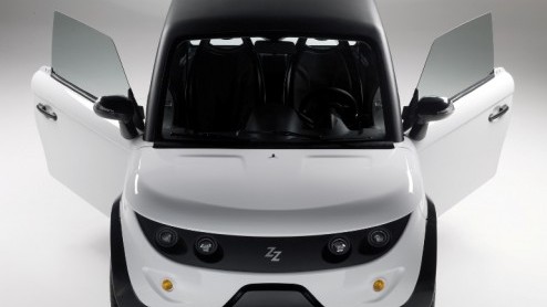 Nieuw op de markt van elektrische autos is er de Zero van Tazzari, een Italiaanse autofabrikant die nu alleen elektrische autos bouwt. Vooruitstrevend als ze zijn wordt de sportieve tweezits stads
