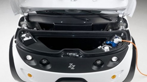 Nieuw op de markt van elektrische autos is er de Zero van Tazzari, een Italiaanse autofabrikant die nu alleen elektrische autos bouwt. Vooruitstrevend als ze zijn wordt de sportieve tweezits stads