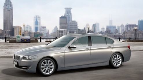 Speciaal voor de veeleisende (en groeiende) Chinese markt heeft BMW nog eens de lineaal langs de wielbasis van de nieuwe 5-serie gelegd. Men kwam tot de conclusie dat die standaard 297 cm nog niet vri