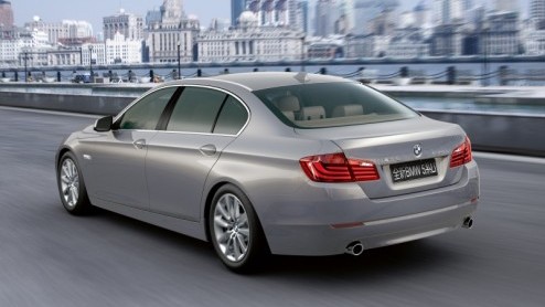 Speciaal voor de veeleisende (en groeiende) Chinese markt heeft BMW nog eens de lineaal langs de wielbasis van de nieuwe 5-serie gelegd. Men kwam tot de conclusie dat die standaard 297 cm nog niet vri
