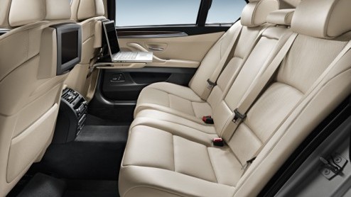 Speciaal voor de veeleisende (en groeiende) Chinese markt heeft BMW nog eens de lineaal langs de wielbasis van de nieuwe 5-serie gelegd. Men kwam tot de conclusie dat die standaard 297 cm nog niet vri