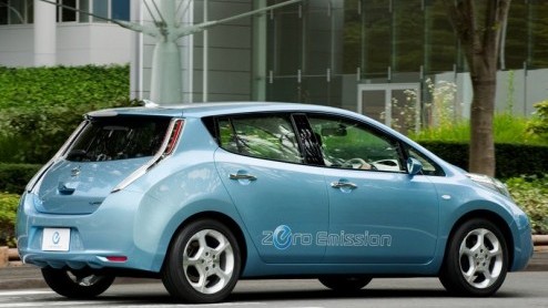 Eind dit jaar zet Nissan de elektrisch aangedreven LEAF in de markt. Om (bij) te kunnen tanken heeft de Japanse autofabrikant ook plannen speciale laadzuilen bij tankstations in ons land te plaatsen.