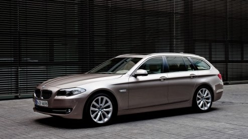 Nu de nieuwe 5-serie sedan bij de dealer staat is het tijd om de komst van de Touring aan te kondigen. In september staat deze nieuwe Vijf bij de dealer met een vanafprijs van 52.950 euro, met meer ui