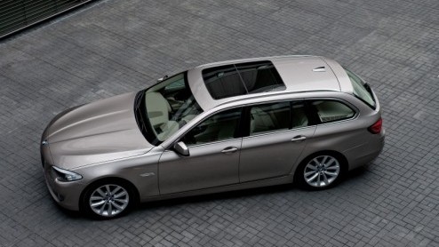 Nu de nieuwe 5-serie sedan bij de dealer staat is het tijd om de komst van de Touring aan te kondigen. In september staat deze nieuwe Vijf bij de dealer met een vanafprijs van 52.950 euro, met meer ui