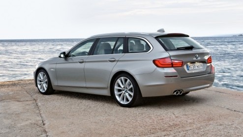 Nu de nieuwe 5-serie sedan bij de dealer staat is het tijd om de komst van de Touring aan te kondigen. In september staat deze nieuwe Vijf bij de dealer met een vanafprijs van 52.950 euro, met meer ui