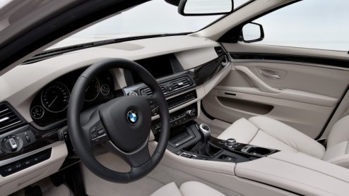 Nu de nieuwe 5-serie sedan bij de dealer staat is het tijd om de komst van de Touring aan te kondigen. In september staat deze nieuwe Vijf bij de dealer met een vanafprijs van 52.950 euro, met meer ui