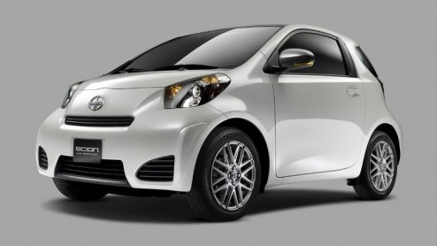 Kleintje Toyota iQ maakt de oversteek naar Amerika. Na het debuut van de smart fortwo willen de Japanners hun mini-stadsauto ook graag overzees aan de man brengen. De 3+1-zitter zal daar worden verkoc