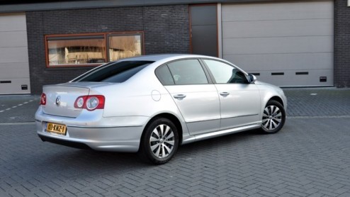 Volkswagen voert al een aantal jaar niet geheel onverdienstelijk het BlueMotion-label. De Duitse fabrikant plakt het blauwe etiket bij de Passat zowel op een benzine- als een dieseluitvoering. Eerder