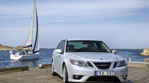 Saab timmert weer aan de weg. Sinds deze week heeft Saab de prijzen van de 9-3 aangepast, of liever gezegd, verlaagd. Het prijsvoordeel loopt op tot 2600 euro. Ook wordt er een nieuwe uitvoering aan h