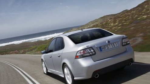 Saab timmert weer aan de weg. Sinds deze week heeft Saab de prijzen van de 9-3 aangepast, of liever gezegd, verlaagd. Het prijsvoordeel loopt op tot 2600 euro. Ook wordt er een nieuwe uitvoering aan h