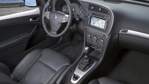 Saab timmert weer aan de weg. Sinds deze week heeft Saab de prijzen van de 9-3 aangepast, of liever gezegd, verlaagd. Het prijsvoordeel loopt op tot 2600 euro. Ook wordt er een nieuwe uitvoering aan h
