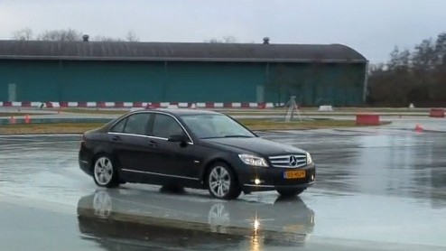 Weer of geen weer, veiligheid staat voorop als het om autorijden gaat. Het Safety Experience Center van het Centrum voor Duurzame Mobiliteit in Rosmalen organiseert daarom regelmatig rijvaardigheid- e