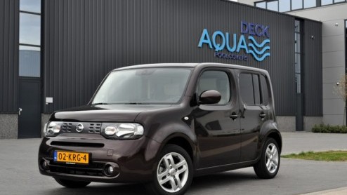 De blokkendoos op de fotos die heel toepasselijk als Nissan Cube door het leven gaat, is op zijn zachts gezegd een opvallende verschijning. Je voelt je als bestuurder en passagier zijnde nogal bekeke