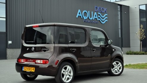 De blokkendoos op de fotos die heel toepasselijk als Nissan Cube door het leven gaat, is op zijn zachts gezegd een opvallende verschijning. Je voelt je als bestuurder en passagier zijnde nogal bekeke