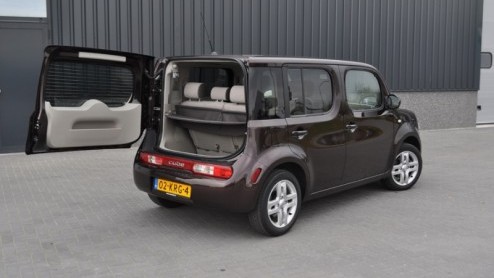 De blokkendoos op de fotos die heel toepasselijk als Nissan Cube door het leven gaat, is op zijn zachts gezegd een opvallende verschijning. Je voelt je als bestuurder en passagier zijnde nogal bekeke