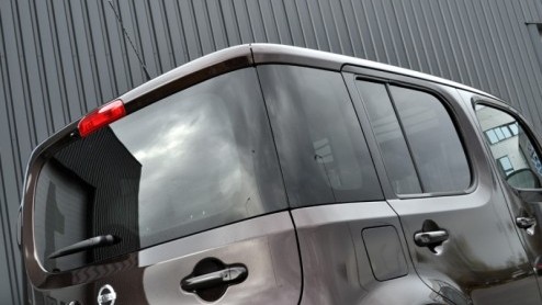 De blokkendoos op de fotos die heel toepasselijk als Nissan Cube door het leven gaat, is op zijn zachts gezegd een opvallende verschijning. Je voelt je als bestuurder en passagier zijnde nogal bekeke