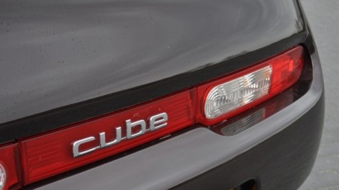 De blokkendoos op de fotos die heel toepasselijk als Nissan Cube door het leven gaat, is op zijn zachts gezegd een opvallende verschijning. Je voelt je als bestuurder en passagier zijnde nogal bekeke