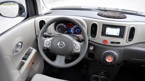 De blokkendoos op de fotos die heel toepasselijk als Nissan Cube door het leven gaat, is op zijn zachts gezegd een opvallende verschijning. Je voelt je als bestuurder en passagier zijnde nogal bekeke