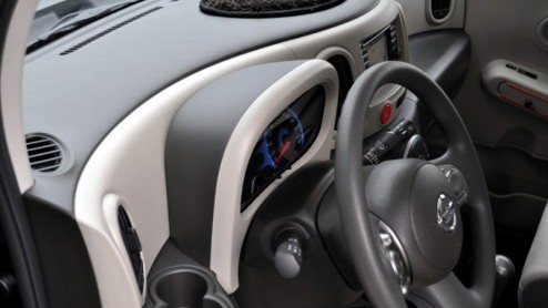 De blokkendoos op de fotos die heel toepasselijk als Nissan Cube door het leven gaat, is op zijn zachts gezegd een opvallende verschijning. Je voelt je als bestuurder en passagier zijnde nogal bekeke