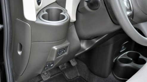 De blokkendoos op de fotos die heel toepasselijk als Nissan Cube door het leven gaat, is op zijn zachts gezegd een opvallende verschijning. Je voelt je als bestuurder en passagier zijnde nogal bekeke