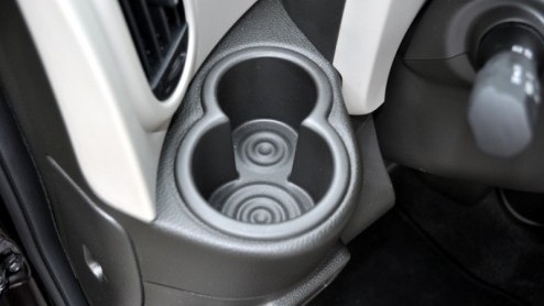 De blokkendoos op de fotos die heel toepasselijk als Nissan Cube door het leven gaat, is op zijn zachts gezegd een opvallende verschijning. Je voelt je als bestuurder en passagier zijnde nogal bekeke