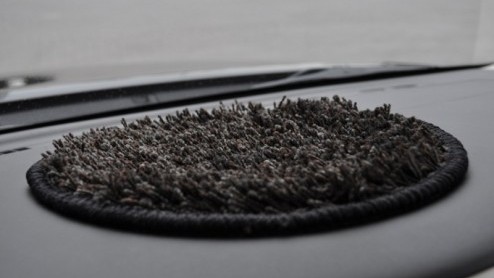 De blokkendoos op de fotos die heel toepasselijk als Nissan Cube door het leven gaat, is op zijn zachts gezegd een opvallende verschijning. Je voelt je als bestuurder en passagier zijnde nogal bekeke